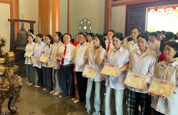 TRUNG TÂM GDNN – GDTX MỸ ĐỨC TỔ CHỨC LỄ DÂNG HƯƠNG VÀ PHÁT THƯỞNG TẠI NHÀ LƯU NIỆM BÁC HỒ- Ảnh 6.