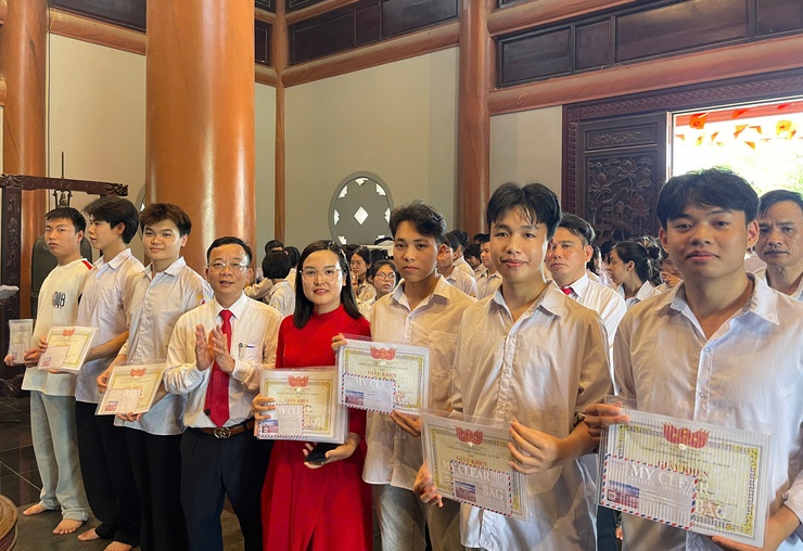 TRUNG TÂM GDNN – GDTX MỸ ĐỨC TỔ CHỨC LỄ DÂNG HƯƠNG VÀ PHÁT THƯỞNG TẠI NHÀ LƯU NIỆM BÁC HỒ- Ảnh 7.