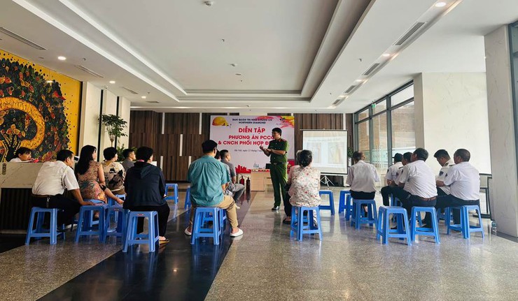 Phường Long Biên: Thực tập phương án chữa cháy, cứu nạn cứu hộ tại Chung cư Northern Diamond- Ảnh 1.