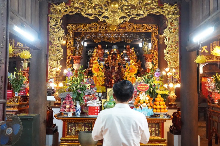 Đồng chí Phí Minh Hải – Bí thư Đảng ủy, Chủ tịch HĐND phường chúc mừng, động viên các tổ chức, chức sắc, cốt cán, nhân sĩ Phật giáo nhân dịp Đại lễ Phật đản Phật lịch 2570 – Dương lịch 2026- Ảnh 1.