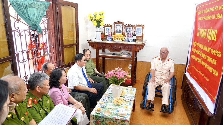Đảng bộ phường Từ Liêm trao Huy hiệu 80 năm tuổi Đảng cho đảng viên Nguyễn Trọng Quý- Ảnh 1.