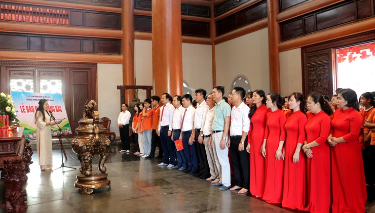 Lễ báo công dâng bác và hành trình vinh danh những "bông hoa" đạt thành tích xuất sắc của Trường THCS Hợp Thanh năm học 2025 - 2026 - Ảnh 1.