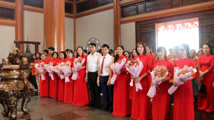 Lễ báo công dâng bác và hành trình vinh danh những "bông hoa" đạt thành tích xuất sắc của Trường THCS Hợp Thanh năm học 2025 - 2026 - Ảnh 9.