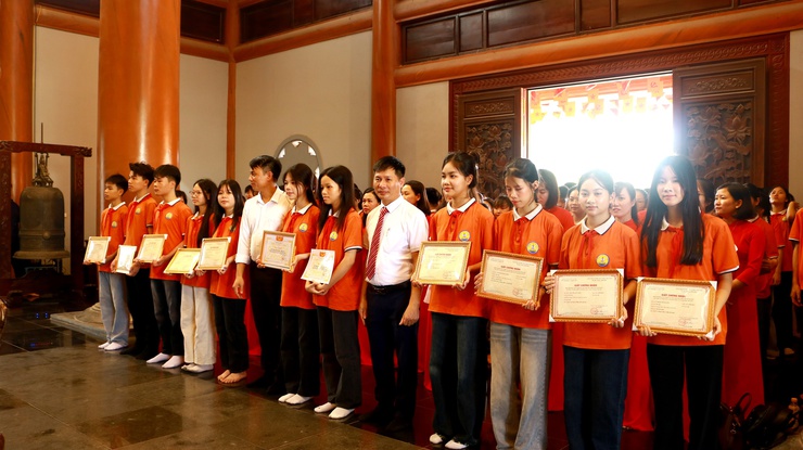 Lễ báo công dâng bác và hành trình vinh danh những "bông hoa" đạt thành tích xuất sắc của Trường THCS Hợp Thanh năm học 2025 - 2026 - Ảnh 10. Lễ báo công dâng bác và hành trình vinh danh những "bông hoa" đạt thành tích xuất sắc của Trường THCS Hợp Thanh năm học 2025 - 2026 - Ảnh 10.