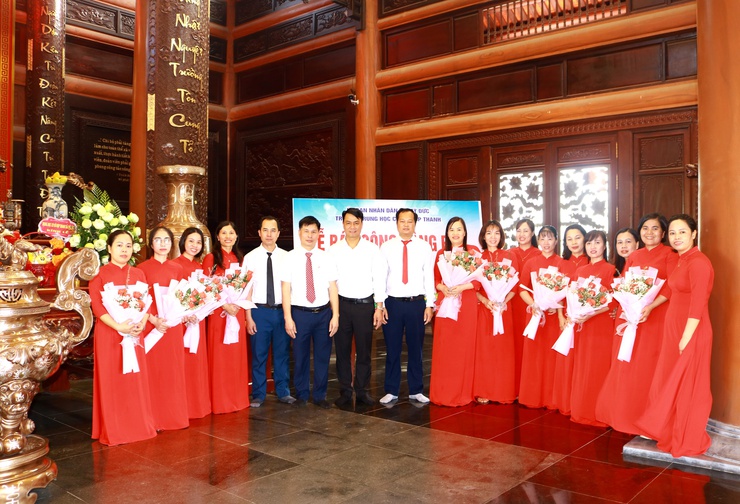 Lễ báo công dâng bác và hành trình vinh danh những "bông hoa" đạt thành tích xuất sắc của Trường THCS Hợp Thanh năm học 2025 - 2026 - Ảnh 11.