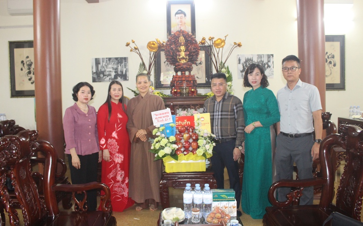 Lãnh đạo xã Phú Xuyên thăm, tặng quà các cơ sở Phật giáo nhân dịp Đại lễ Phật đản năm 2026- Ảnh 5.