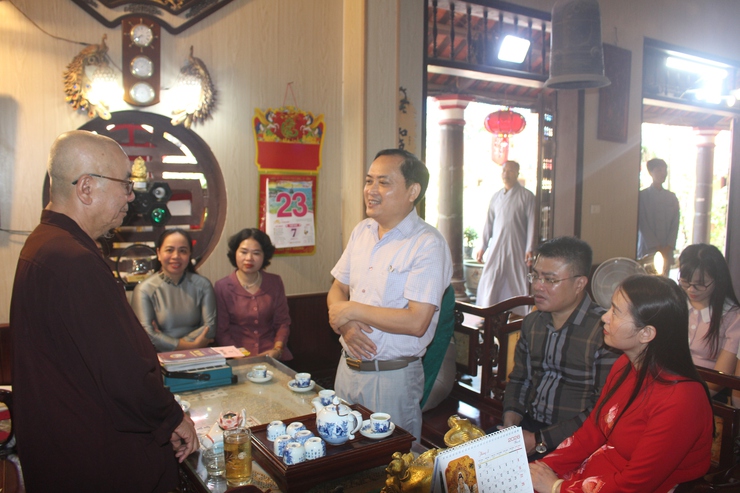 Lãnh đạo xã Phú Xuyên thăm, tặng quà các cơ sở Phật giáo nhân dịp Đại lễ Phật đản năm 2026- Ảnh 2.