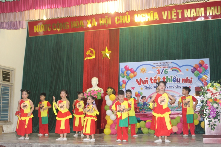 Thôn Đinh Xá tổ chức chuỗi hoạt động “Vui Tết thiếu nhi - Thắp sáng ước mơ cho em”- Ảnh 6.