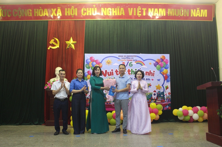 Thôn Đinh Xá tổ chức chuỗi hoạt động “Vui Tết thiếu nhi - Thắp sáng ước mơ cho em”- Ảnh 8.