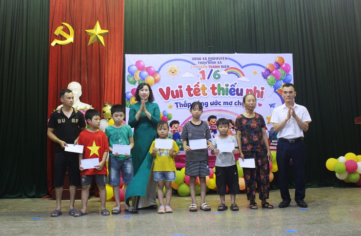 Thôn Đinh Xá tổ chức chuỗi hoạt động “Vui Tết thiếu nhi - Thắp sáng ước mơ cho em”- Ảnh 9.