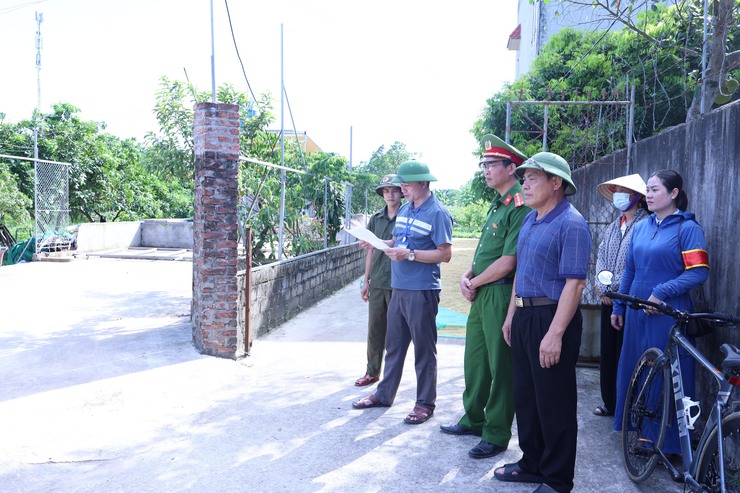 Vân Đình công bố quyết định cưỡng chế buộc thực hiện biện pháp khắc phục hậu quả vi phạm đất đai- Ảnh 1.