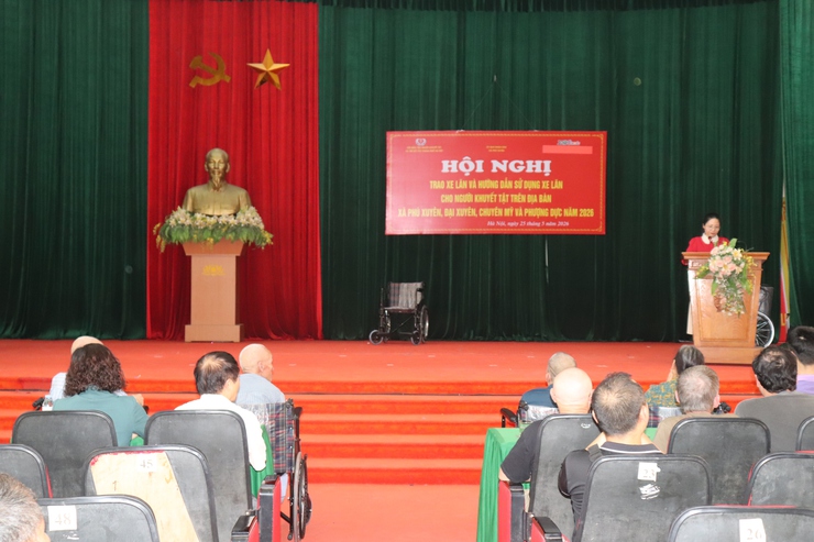 Trao tặng 48 xe lăn cho người khuyết tật tại 4 xã Phú Xuyên, Đại Xuyên, Phượng Dực và Chuyên Mỹ- Ảnh 1.