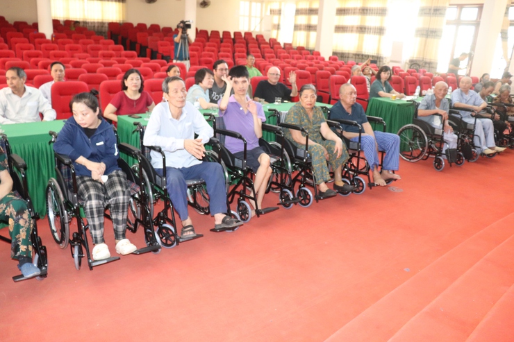 Trao tặng 48 xe lăn cho người khuyết tật tại 4 xã Phú Xuyên, Đại Xuyên, Phượng Dực và Chuyên Mỹ- Ảnh 3.