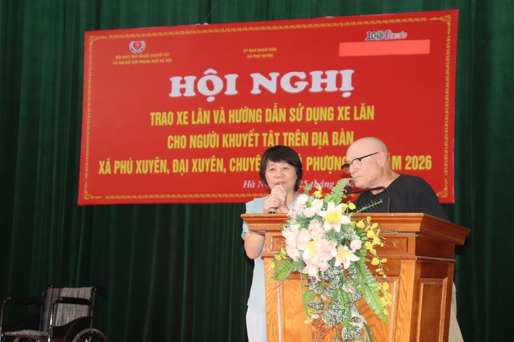 Trao tặng 48 xe lăn cho người khuyết tật tại 4 xã Phú Xuyên, Đại Xuyên, Phượng Dực và Chuyên Mỹ- Ảnh 4.