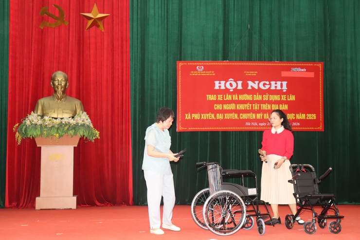 Trao tặng 48 xe lăn cho người khuyết tật tại 4 xã Phú Xuyên, Đại Xuyên, Phượng Dực và Chuyên Mỹ- Ảnh 6.