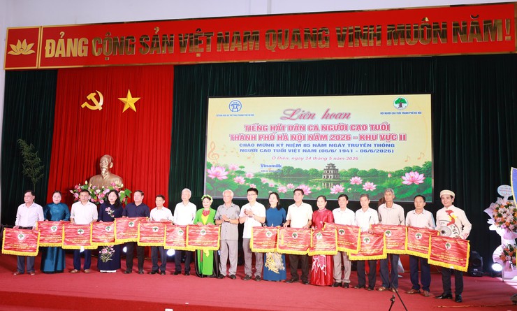 Hội Người cao tuổi xã Minh châu tham gia Liên hoan tiếng hát Dân ca Người cao tuổi Hà Nội các khu vực năm 2026.- Ảnh 1.