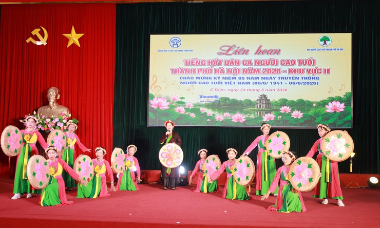 Hội Người cao tuổi xã Minh châu tham gia Liên hoan tiếng hát Dân ca Người cao tuổi Hà Nội các khu vực năm 2026.- Ảnh 3.