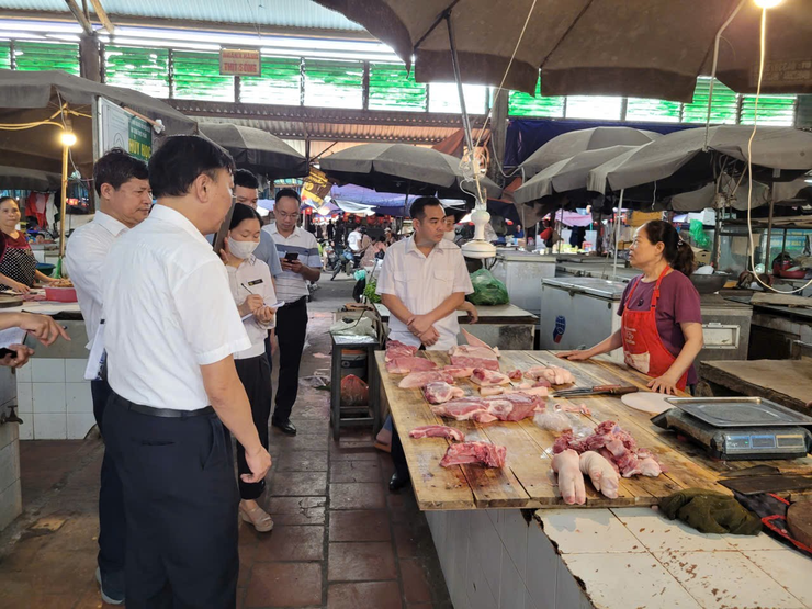 CHI CỤC CHĂN NUÔI, THỦY SẢN VÀ THÚ Y KIỂM TRA CÔNG TÁC QUẢN LÝ GIẾT MỔ, VẬN CHUYỂN, KINH DOANH ĐỘNG VẬT VÀ SẢN PHẨM ĐỘNG VẬT TRÊN ĐỊA BÀN PHƯỜNG PHÚ DIỄN- Ảnh 4.