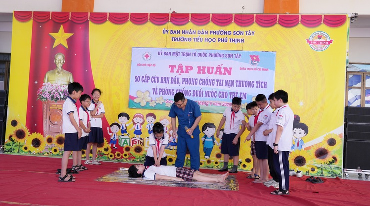 SƠN TÂY TẬP HUẤN SƠ CẤP CỨU BAN ĐẦU, PHÒNG CHỐNG TAI NẠN THƯƠNG TÍCH VÀ ĐUỐI NƯỚC CHO TRẺ EM- Ảnh 2.