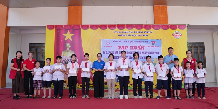 SƠN TÂY TẬP HUẤN SƠ CẤP CỨU BAN ĐẦU, PHÒNG CHỐNG TAI NẠN THƯƠNG TÍCH VÀ ĐUỐI NƯỚC CHO TRẺ EM- Ảnh 3.