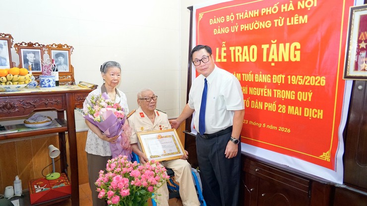 Đảng bộ phường Từ Liêm trao Huy hiệu 80 năm tuổi Đảng cho đảng viên Nguyễn Trọng Quý- Ảnh 3.