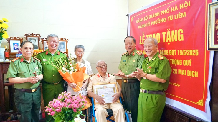 Đảng bộ phường Từ Liêm trao Huy hiệu 80 năm tuổi Đảng cho đảng viên Nguyễn Trọng Quý- Ảnh 2.