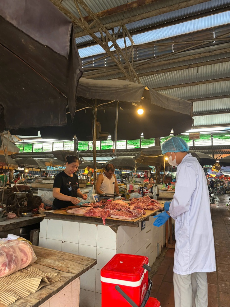 PHƯỜNG PHÚ DIỄN TĂNG CƯỜNG LẤY MẪU, KIỂM NGHIỆM ĐÁNH GIÁ CHẤT LƯỢNG THỰC PHẨM TRÊN ĐỊA BÀN- Ảnh 2.