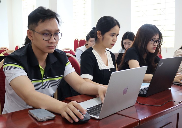 Phường Đông Ngạc tổ chức tập huấn ứng dụng AI cho cán bộ, công chức, viên chức, người lao động- Ảnh 4.