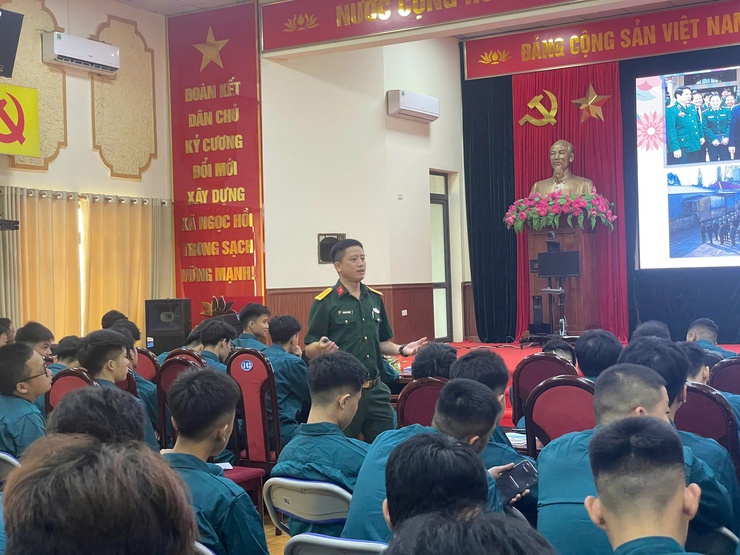 Nâng cao nhận thức chính trị, tăng cường bản lĩnh cho lực lượng dân quân cơ động xã Ngọc Hồi- Ảnh 3.