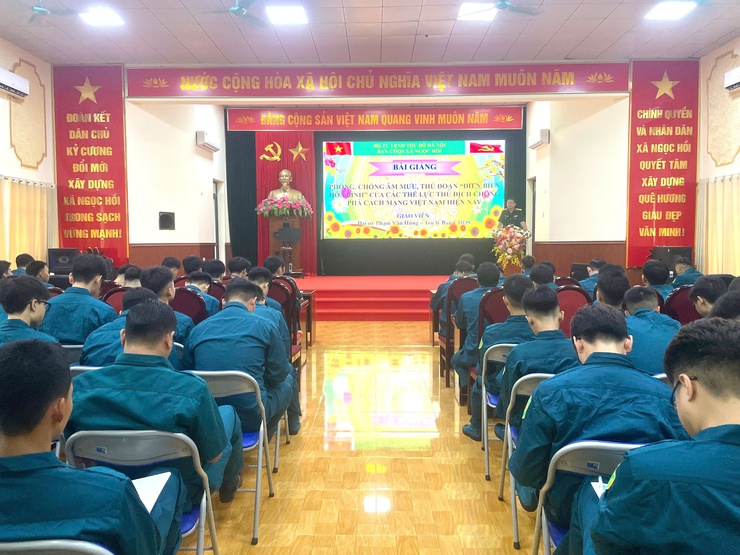 Nâng cao nhận thức chính trị, tăng cường bản lĩnh cho lực lượng dân quân cơ động xã Ngọc Hồi- Ảnh 1.