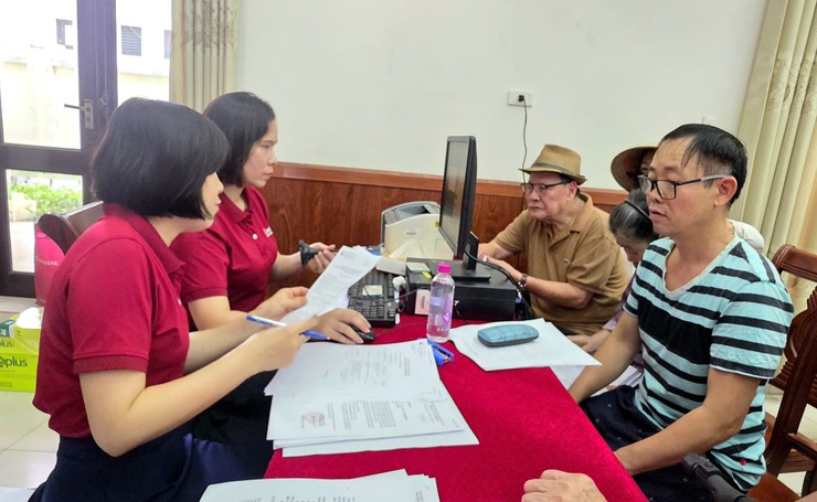 Bát Tràng hỗ trợ người dân đồng bộ Căn cước công dân, lập giấy ủy quyền hưởng lương hưu, trợ cấp BHXH- Ảnh 1.
