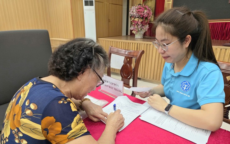 Bát Tràng hỗ trợ người dân đồng bộ Căn cước công dân, lập giấy ủy quyền hưởng lương hưu, trợ cấp BHXH- Ảnh 2.