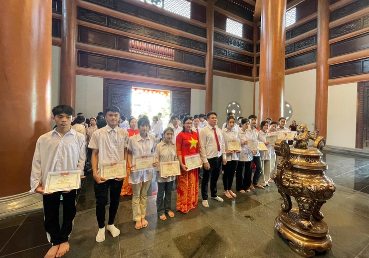TRUNG TÂM GDNN – GDTX MỸ ĐỨC TỔ CHỨC LỄ DÂNG HƯƠNG VÀ PHÁT THƯỞNG TẠI NHÀ LƯU NIỆM BÁC HỒ- Ảnh 5.