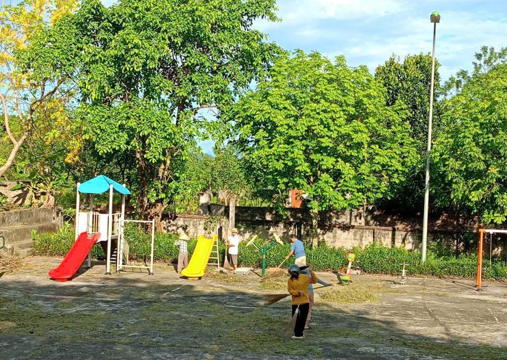 Thôn Cẩm Tân: Rộn ràng ra quân vệ sinh môi trường và chỉnh trang cảnh quan, sẵn sàng ứng phó mùa mưa bão- Ảnh 1.