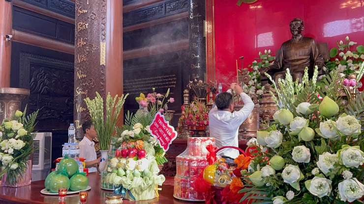 TRUNG TÂM GDNN – GDTX MỸ ĐỨC TỔ CHỨC LỄ DÂNG HƯƠNG VÀ PHÁT THƯỞNG TẠI NHÀ LƯU NIỆM BÁC HỒ- Ảnh 3.