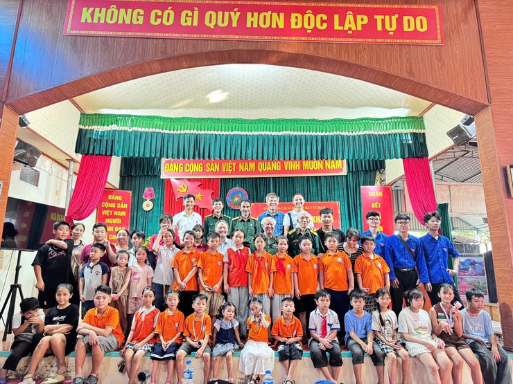 Thôn Đinh Xá tổ chức chuỗi hoạt động “Vui Tết thiếu nhi - Thắp sáng ước mơ cho em”- Ảnh 2.