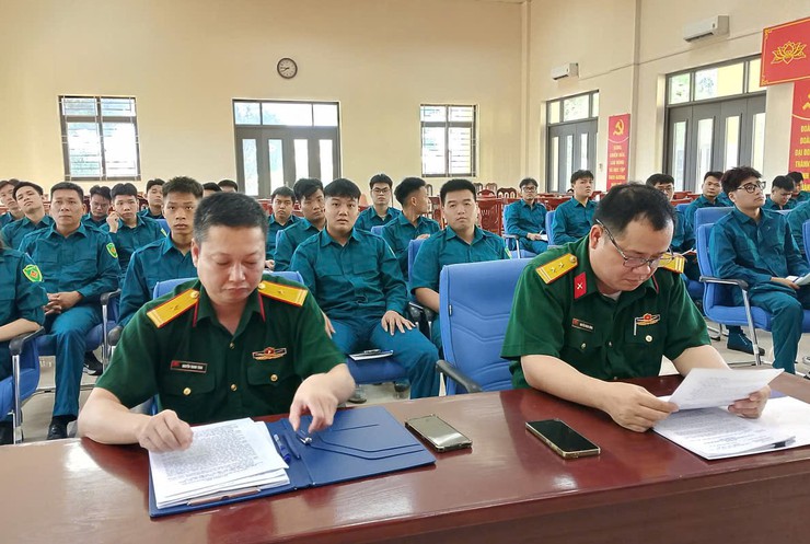 Bát Tràng khai mạc huấn luyện lực lượng dân quân cơ động năm 2026- Ảnh 1.