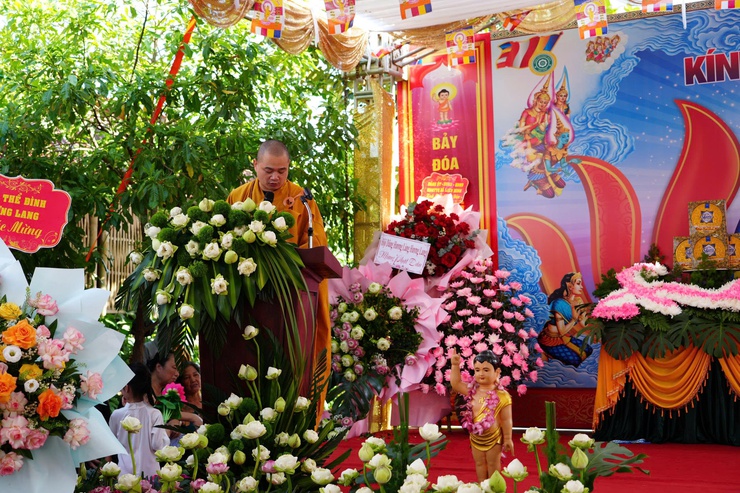 Bí thư Đảng Nguyễn Tiến Toàn, Chủ tịch UBND xã Nguyễn Quý Mạnh dự Đại lễ Phật đản Phật lịch 2570 tại chùa Khánh Hưng- Ảnh 2.