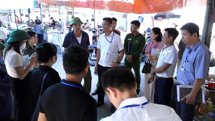 Xã Bình Minh kiểm tra điều kiện hoạt động tại các chợ và điểm kinh doanh tự phát- Ảnh 1.