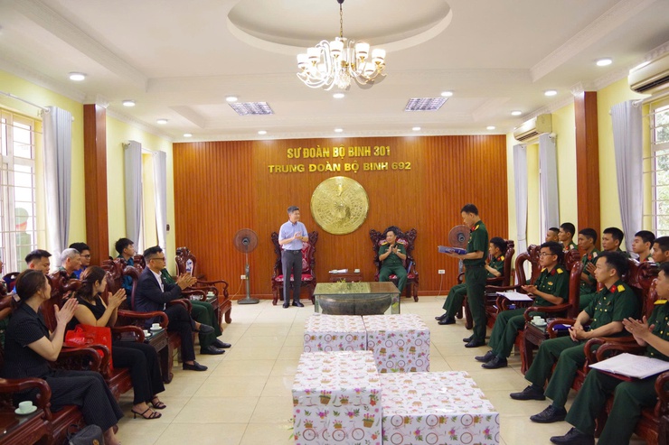 Lãnh đạo phường Từ Liêm thăm, động viên chiến sĩ mới thực hiện Nghĩa vụ Quân sự và Nghĩa vụ tham gia Công an nhân dân năm 2026- Ảnh 1.