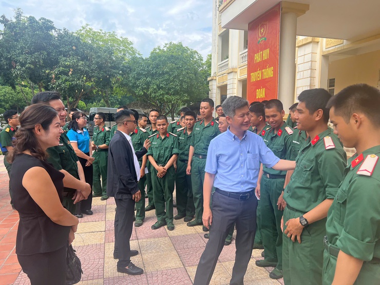 Lãnh đạo phường Từ Liêm thăm, động viên chiến sĩ mới thực hiện Nghĩa vụ Quân sự và Nghĩa vụ tham gia Công an nhân dân năm 2026- Ảnh 3.