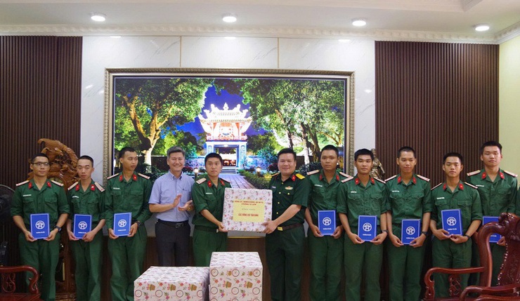 Lãnh đạo phường Từ Liêm thăm, động viên chiến sĩ mới thực hiện Nghĩa vụ Quân sự và Nghĩa vụ tham gia Công an nhân dân năm 2026- Ảnh 7.
