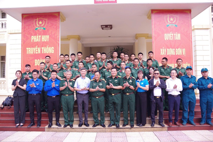 Lãnh đạo phường Từ Liêm thăm, động viên chiến sĩ mới thực hiện Nghĩa vụ Quân sự và Nghĩa vụ tham gia Công an nhân dân năm 2026- Ảnh 2.