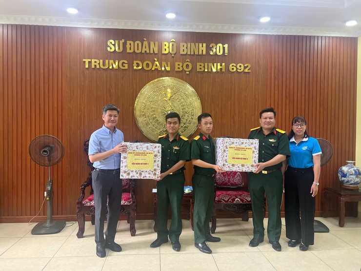Lãnh đạo phường Từ Liêm thăm, động viên chiến sĩ mới thực hiện Nghĩa vụ Quân sự và Nghĩa vụ tham gia Công an nhân dân năm 2026- Ảnh 5.