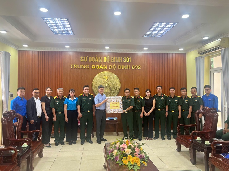 Lãnh đạo phường Từ Liêm thăm, động viên chiến sĩ mới thực hiện Nghĩa vụ Quân sự và Nghĩa vụ tham gia Công an nhân dân năm 2026- Ảnh 6.