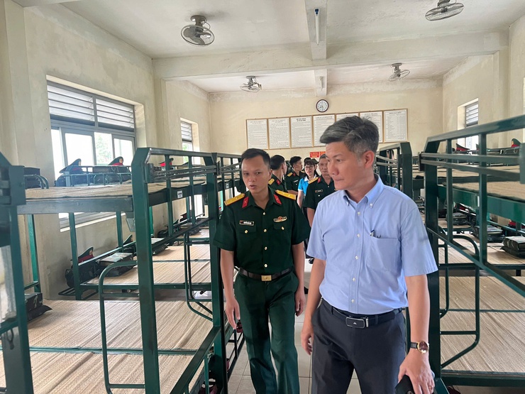 Lãnh đạo phường Từ Liêm thăm, động viên chiến sĩ mới thực hiện Nghĩa vụ Quân sự và Nghĩa vụ tham gia Công an nhân dân năm 2026- Ảnh 8.