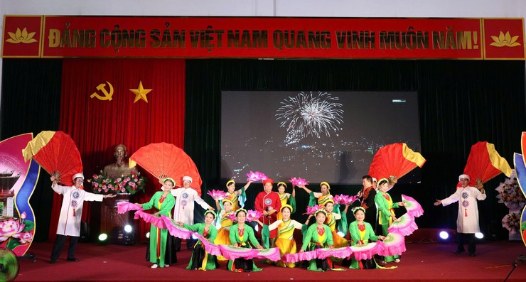 Đoàn văn nghệ Hội Người cao tuổi xã Kiều Phú ghi dấu ấn tại Liên hoan Tiếng hát dân ca Người cao tuổi thành phố Hà Nội năm 2026- Ảnh 1.