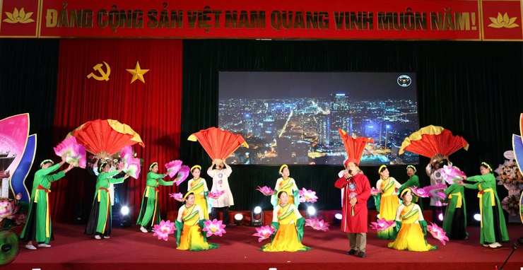 Đoàn văn nghệ Hội Người cao tuổi xã Kiều Phú ghi dấu ấn tại Liên hoan Tiếng hát dân ca Người cao tuổi thành phố Hà Nội năm 2026- Ảnh 2.