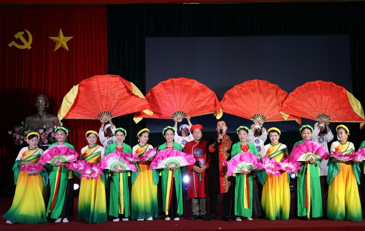Đoàn văn nghệ Hội Người cao tuổi xã Kiều Phú ghi dấu ấn tại Liên hoan Tiếng hát dân ca Người cao tuổi thành phố Hà Nội năm 2026- Ảnh 4.