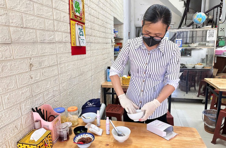 Đoàn kiểm tra liên ngành ATTP xã Bát Tràng kiểm tra các cơ sở kinh doanh ăn uống thôn Đào Xuyên- Ảnh 2.